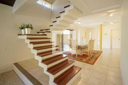 Escada Sala de casa de condomínio para alugar com 4 quartos, 435m² em Condominio Fazenda São Joaquim, 
