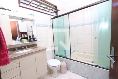 Casa à venda com 300m², 3 quartos e 4 vagasBanheiro da Suíte 2