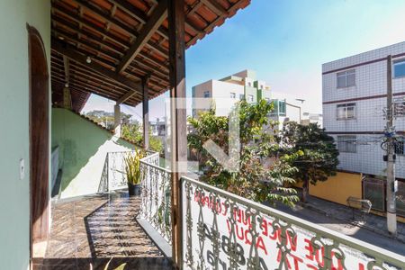 Casa à venda com 240m², 4 quartos e 4 vagasVaranda