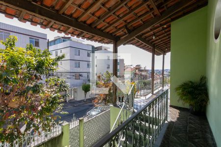 Casa à venda com 240m², 4 quartos e 4 vagasVaranda