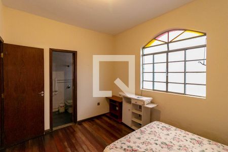 Casa à venda com 240m², 4 quartos e 4 vagasQuarto Suíte