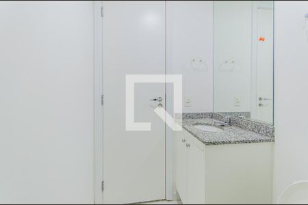 Banheiro de kitnet/studio para alugar com 1 quarto, 28m² em Liberdade, São Paulo