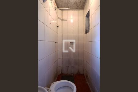 banheiro social_2 de casa para alugar com 2 quartos, 30m² em Vila Moraes, São Paulo