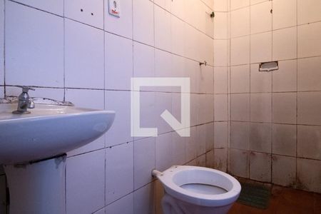 banheiro social_1 de casa para alugar com 2 quartos, 30m² em Vila Moraes, São Paulo