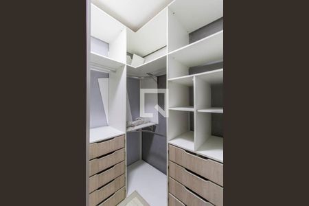 Closet Suíte de casa para alugar com 1 quarto, 60m² em Jardim Laone, São Paulo
