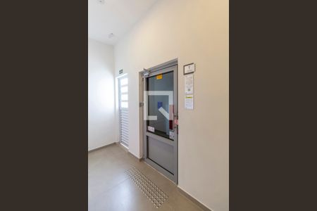 Área Comum - Elevador Acessível de apartamento para alugar com 2 quartos, 40m² em Jardim Santo Antonio, São Paulo