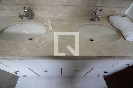 Apartamento à venda com 238m², 4 quartos e 4 vagasBanheiro da Suíte 2