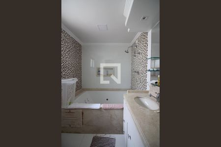 Apartamento à venda com 238m², 4 quartos e 4 vagasBanheiro da Suíte 2