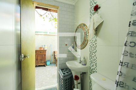 Casa de condomínio à venda com 190m², 3 quartos e 2 vagasBanheiro da área gourmet