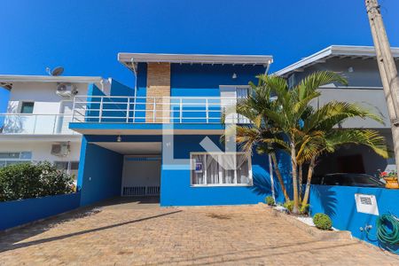 Casa de condomínio à venda com 220m², 3 quartos e 6 vagasFachada