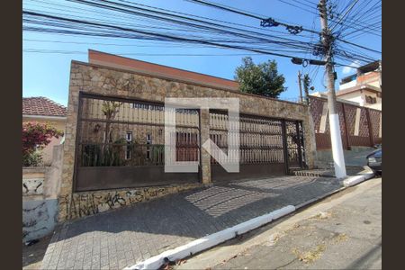 Casa à venda com 300m², 3 quartos e 3 vagas Casa à venda com 300m², 3 quartos e 3 vagasFachada