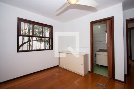 Casa à venda com 261m², 4 quartos e 4 vagasQuarto Suíte