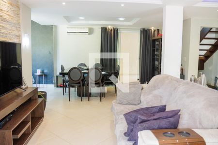 Sala de casa de condomínio para alugar com 3 quartos, 280m² em Itaipu, Niterói
