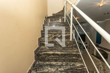 Casa para alugar com 199m², 3 quartos e 3 vagas Casa para alugar com 199m², 3 quartos e 3 vagasEscada