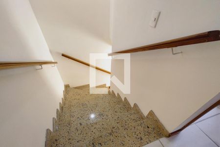 Casa para alugar com 81m², 3 quartos e 1 vaga Casa para alugar com 81m², 3 quartos e 1 vagaEscada
