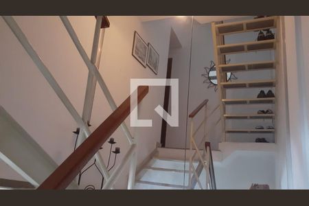 Casa de condomínio à venda com 127m², 3 quartos e 1 vagaEscada