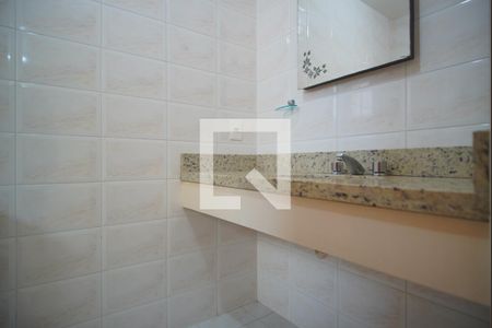 Banheiro da Suíte de apartamento à venda com 2 quartos, 71m² em Passo da Areia, Porto Alegre