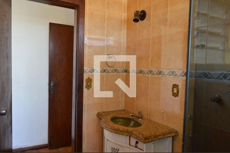 Banheiro da Suíte de casa à venda com 3 quartos, 360m² em Parque Maracana, Contagem