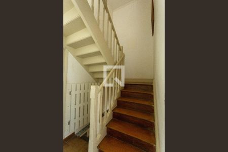 Escadas acesso quartos de casa para alugar com 2 quartos, 129m² em Cambuci, São Paulo