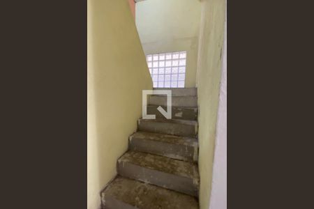 Escada de casa à venda com 4 quartos, 126m² em Vila Barros, Barueri