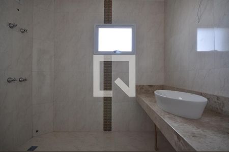 Casa à venda com 352m², 3 quartos e 5 vagasBanheiro da Suíte 1