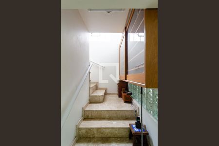 Escadas de casa para alugar com 3 quartos, 186m² em Parque Jabaquara, São Paulo