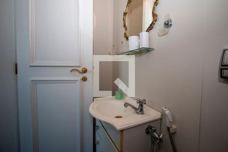 Apartamento à venda com 210m², 4 quartos e 4 vagasBanheiro de Serviço