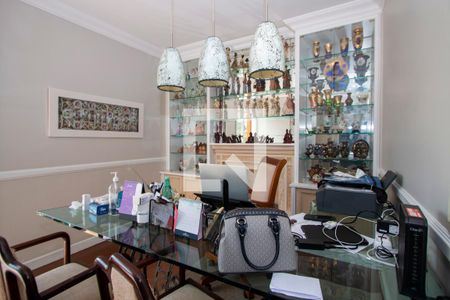 Apartamento à venda com 210m², 4 quartos e 4 vagasEscritório