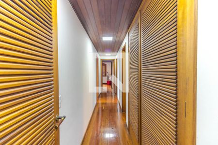 Corredor de apartamento à venda com 4 quartos, 156m² em Vila Ipiranga, Porto Alegre