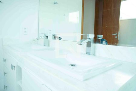 Casa de condomínio para alugar com 555m², 3 quartos e 6 vagas Casa de condomínio para alugar com 555m², 3 quartos e 6 vagasBanheiro da Suíte 1