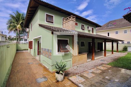 Casa de condomínio à venda com 250m², 5 quartos e 2 vagas Casa de condomínio à venda com 250m², 5 quartos e 2 vagasQuintal