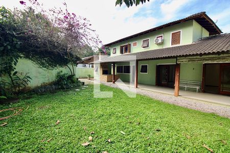 Casa de condomínio à venda com 250m², 5 quartos e 2 vagas Casa de condomínio à venda com 250m², 5 quartos e 2 vagasQuintal