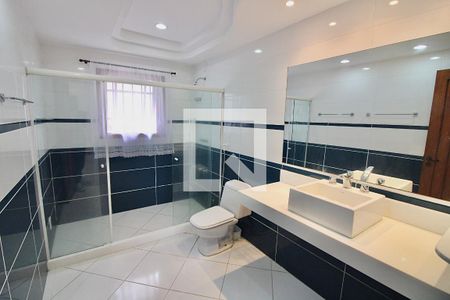 Casa de condomínio à venda com 250m², 5 quartos e 2 vagas Casa de condomínio à venda com 250m², 5 quartos e 2 vagasBanheiro da Suíte