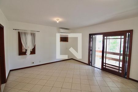 Casa de condomínio à venda com 250m², 5 quartos e 2 vagas Casa de condomínio à venda com 250m², 5 quartos e 2 vagasSuite