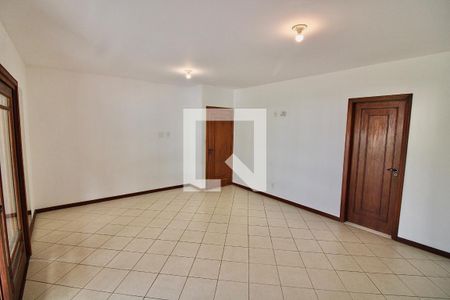 Casa de condomínio à venda com 250m², 5 quartos e 2 vagas Casa de condomínio à venda com 250m², 5 quartos e 2 vagasSuite