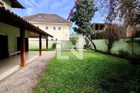 Casa de condomínio à venda com 250m², 5 quartos e 2 vagas Casa de condomínio à venda com 250m², 5 quartos e 2 vagasQuintal