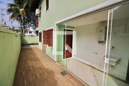 Casa de condomínio à venda com 250m², 5 quartos e 2 vagas Casa de condomínio à venda com 250m², 5 quartos e 2 vagasÁrea de Serviço