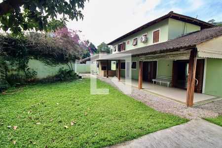 Casa de condomínio à venda com 250m², 5 quartos e 2 vagas Casa de condomínio à venda com 250m², 5 quartos e 2 vagasQuintal