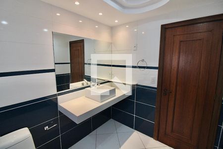 Casa de condomínio à venda com 250m², 5 quartos e 2 vagas Casa de condomínio à venda com 250m², 5 quartos e 2 vagasBanheiro da Suíte