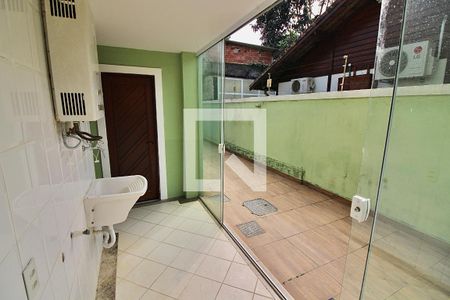 Casa de condomínio à venda com 250m², 5 quartos e 2 vagas Casa de condomínio à venda com 250m², 5 quartos e 2 vagasÁrea de Serviço