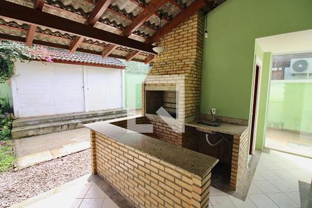 Casa de condomínio à venda com 250m², 5 quartos e 2 vagas Casa de condomínio à venda com 250m², 5 quartos e 2 vagasChurrasqueira