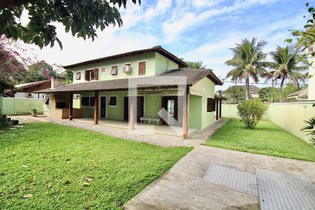 Casa de condomínio à venda com 250m², 5 quartos e 2 vagas Casa de condomínio à venda com 250m², 5 quartos e 2 vagasQuintal
