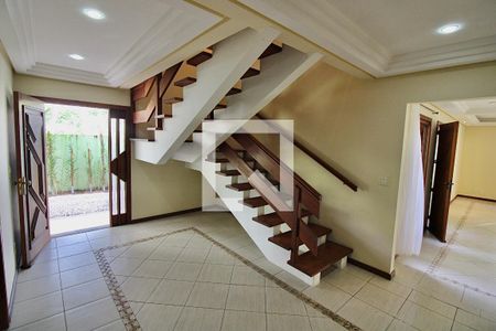 Casa de condomínio à venda com 250m², 5 quartos e 2 vagas Casa de condomínio à venda com 250m², 5 quartos e 2 vagasHall de entrada