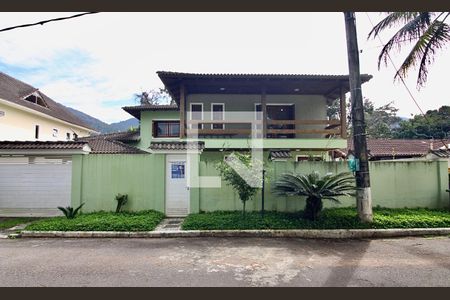 Casa de condomínio à venda com 250m², 5 quartos e 2 vagas Casa de condomínio à venda com 250m², 5 quartos e 2 vagasFachada