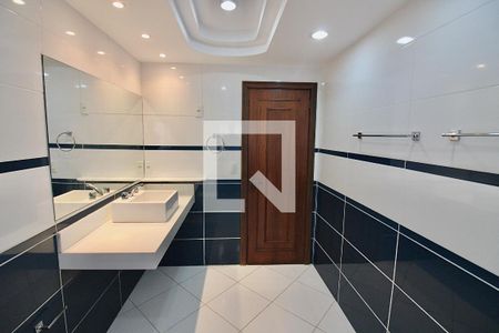 Casa de condomínio à venda com 250m², 5 quartos e 2 vagas Casa de condomínio à venda com 250m², 5 quartos e 2 vagasBanheiro da Suíte