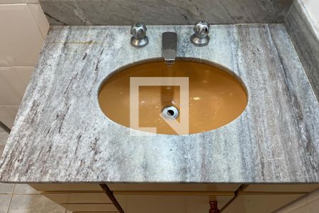 Banheiro de apartamento para alugar com 1 quarto, 53m² em Pompéia, Santos