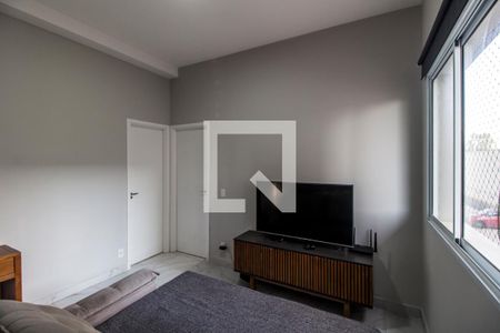 Sala de TV de apartamento à venda com 1 quarto, 44m² em Jardim Tupanci, Barueri