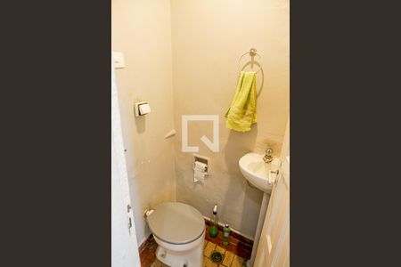 Casa à venda com 216m², 2 quartos e 2 vagasBanheiro da Área de Serviço