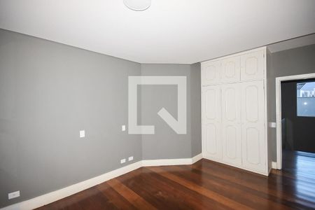 Casa de condomínio à venda com 300m², 4 quartos e 4 vagas Casa de condomínio à venda com 300m², 4 quartos e 4 vagasSuíte 2