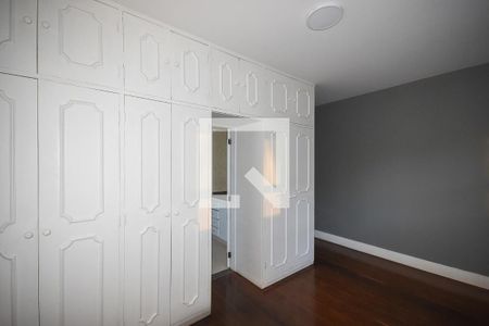 Casa de condomínio à venda com 300m², 4 quartos e 4 vagas Casa de condomínio à venda com 300m², 4 quartos e 4 vagasSuíte 4